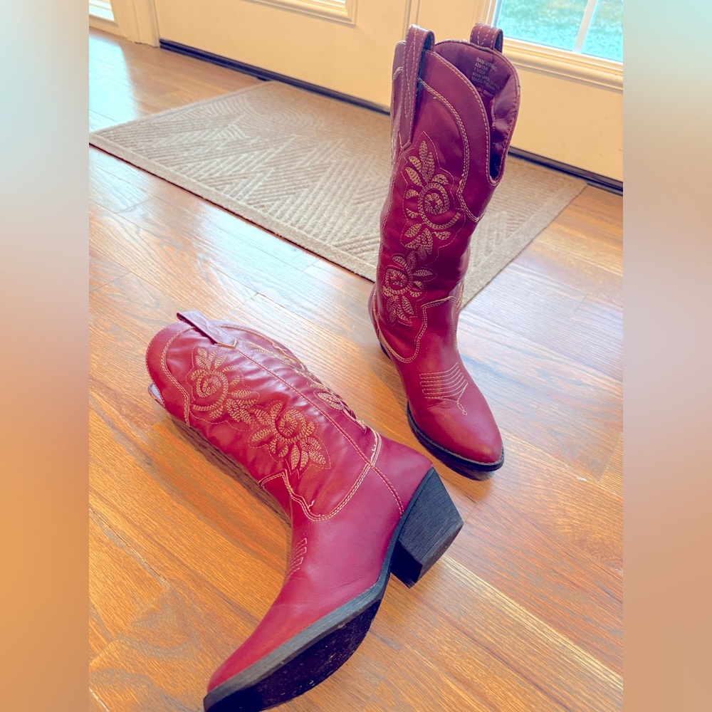 Red cowboy boots like new - women’s size 7.5